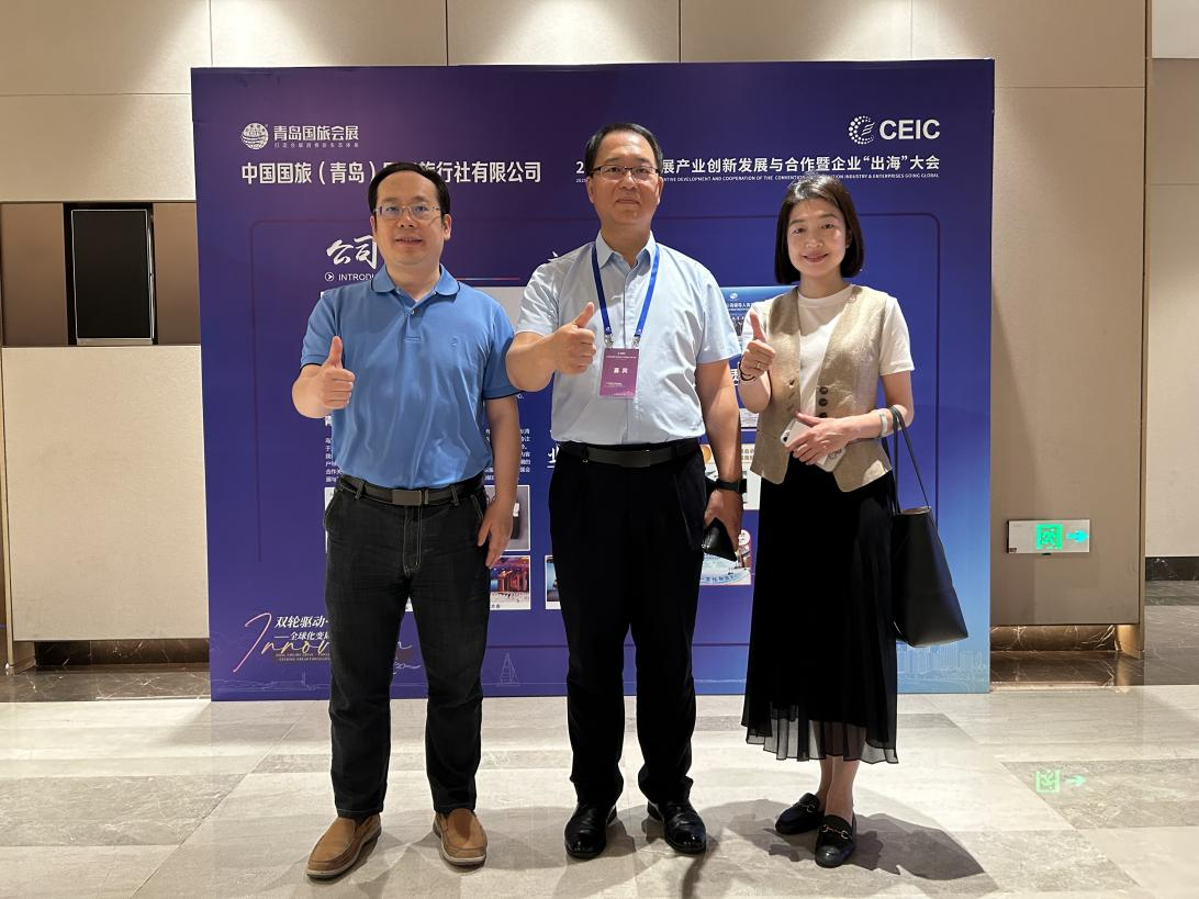参观中国国旅展位 参观中国国旅展位